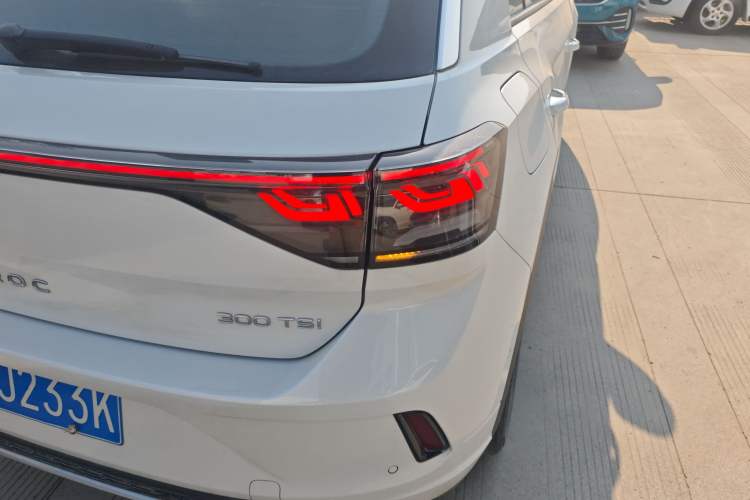 Used Volkswagen T-ROC 2023 300TSI DSG Two-Wheel Drive Starlight Edition
