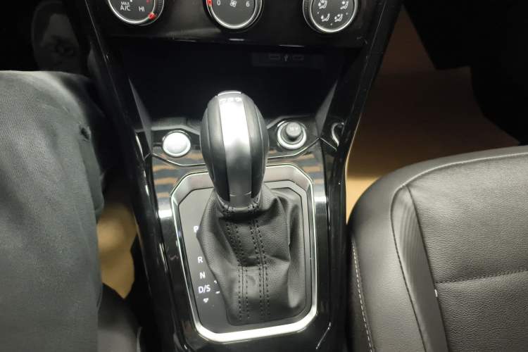 Used Volkswagen T-ROC 2021 280TSI DSG Two-Wheel Drive Comfort Connect Edition Gear Lever