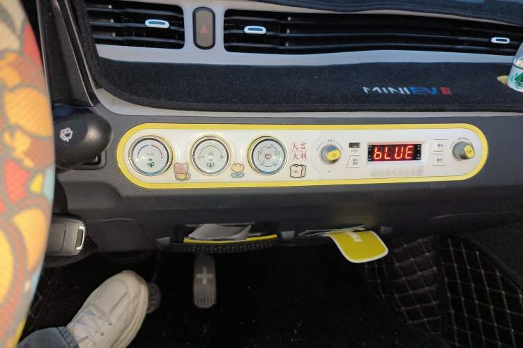 Used Wuling Hongguang MINIEV 2021 Macaron Premium Model – Lithium Iron Phosphate Audio And AC Panel