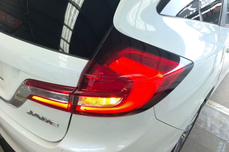 Used Honda Jade 2017 1.8L automatic Comfort version 5 seats Exterior 3