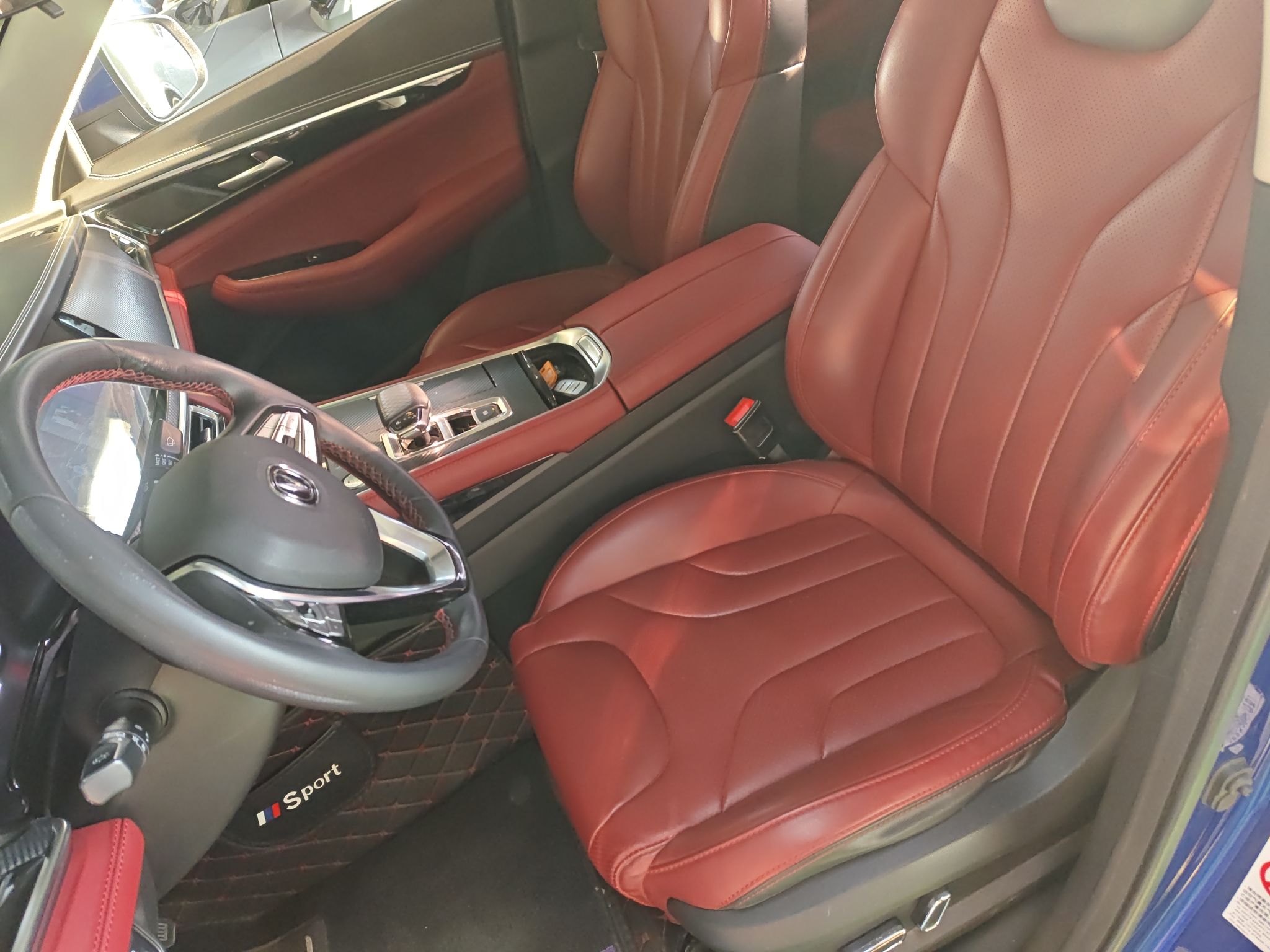 المقاعد الأمامية داخل السيارة