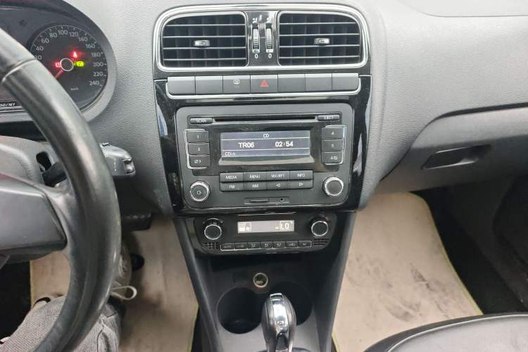 Used Volkswagen Polo 2011 1.4L Automatic ZhiCool Edition Audio And AC Panel