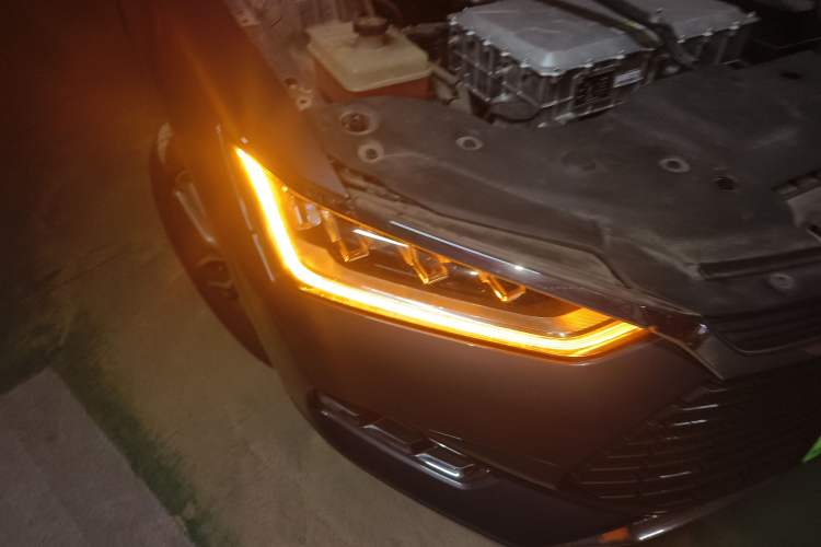 Used BYD Qin Pro New Energy 2019 EV Super Edition High-Power Long-Range Smart-Connected Leading Model Right Front Headlight