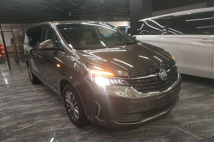 Used Buick GL8 2022 Land Business Class 652T Luxury Model Front Right 45 Deg