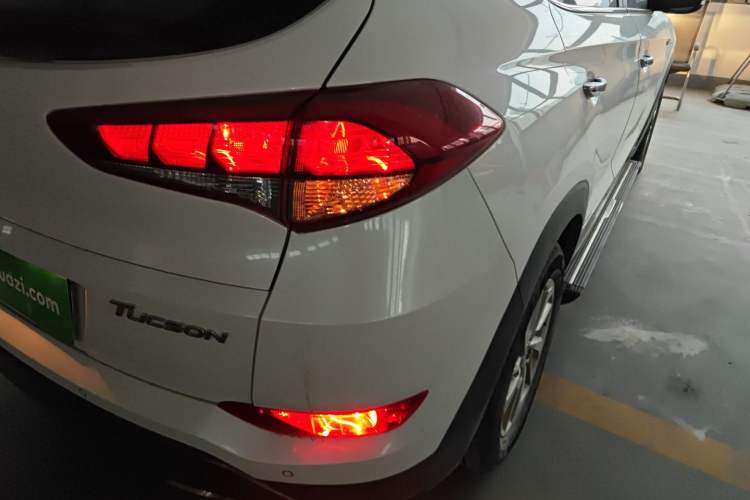 Used Hyundai Tucson 2015 1.6T Dual-Clutch Two-Wheel-Drive Smart Model Exterior 3