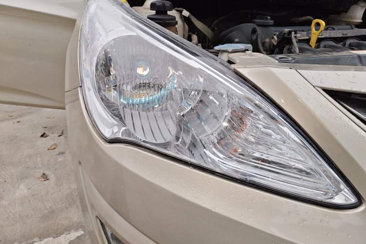 Used Hyundai Verna (older generation) 2011 Hatchback 1.4L Automatic Comfort Model GS Right Front Headlight