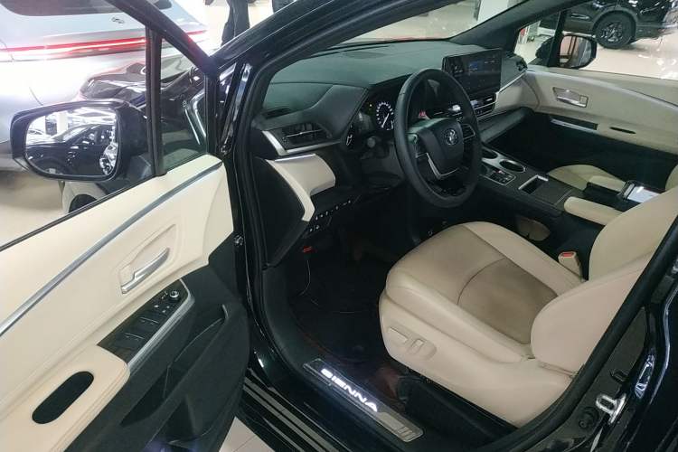 Used Toyota SIENNA 2023 2.5L Hybrid Deluxe Edition Driver Seat