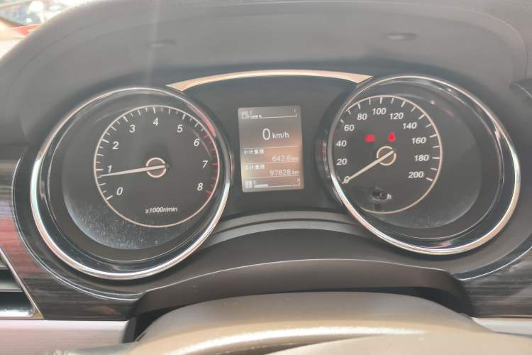 Used Baojun 730 2016 1.5L Manual Luxury Edition 7 Seats Odometer Close Up