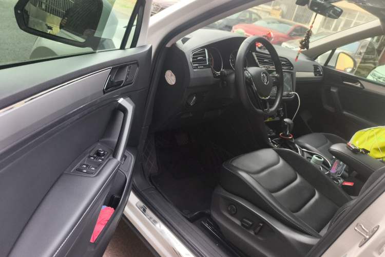 Used Volkswagen Tiguan L 2019 Revised 330TSI Automatic Two-Wheel Drive Smart & Luxury Edition China VI Standard Driver Seat