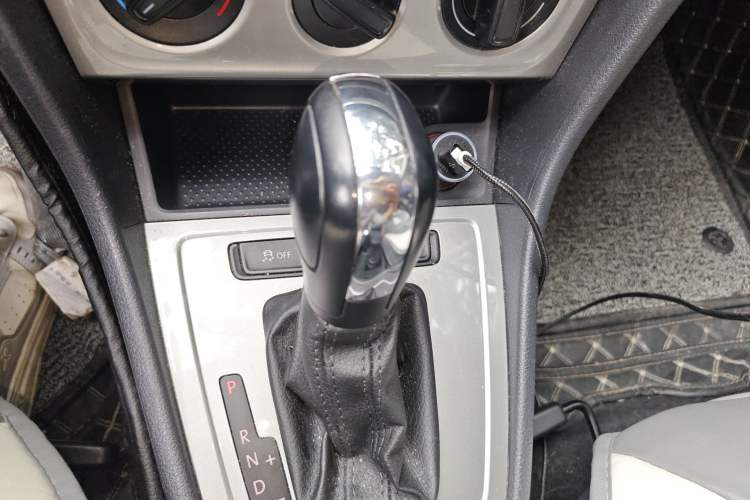 Used Volkswagen Lavida 2013 Revised Classic 1.6L Automatic Fashion Edition Gear Lever