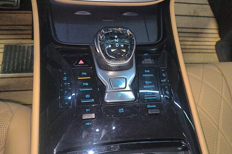 Used Denza D9 2025 DM-i Smart Drive 1020 Four-Wheel Drive Deluxe Model
