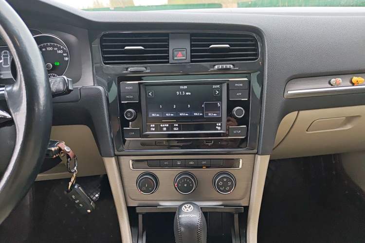 Used Volkswagen Golf 2014 1.4TSI Automatic Comfort Model Audio And AC Panel