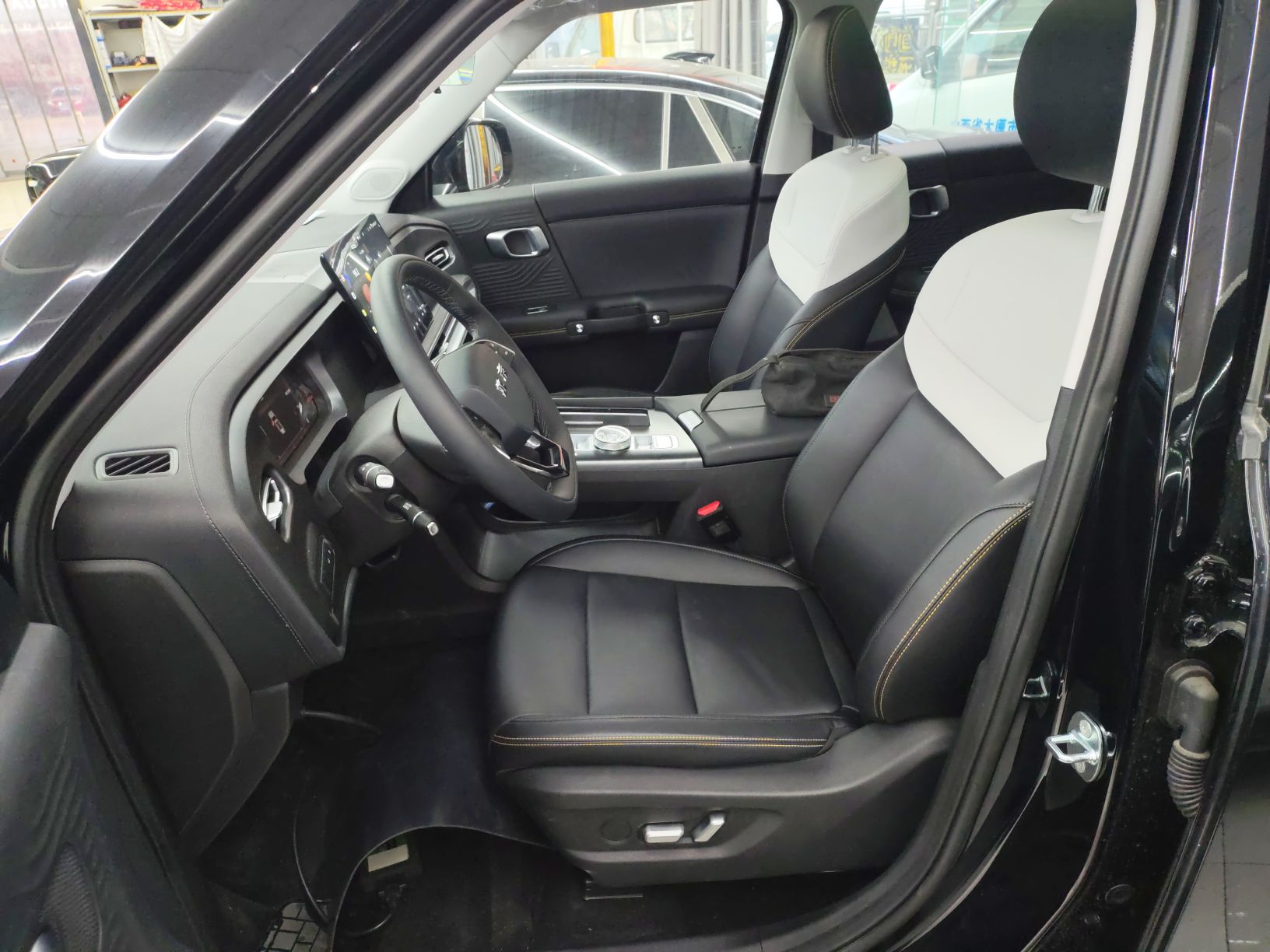 Переднее сиденье в автомобиле