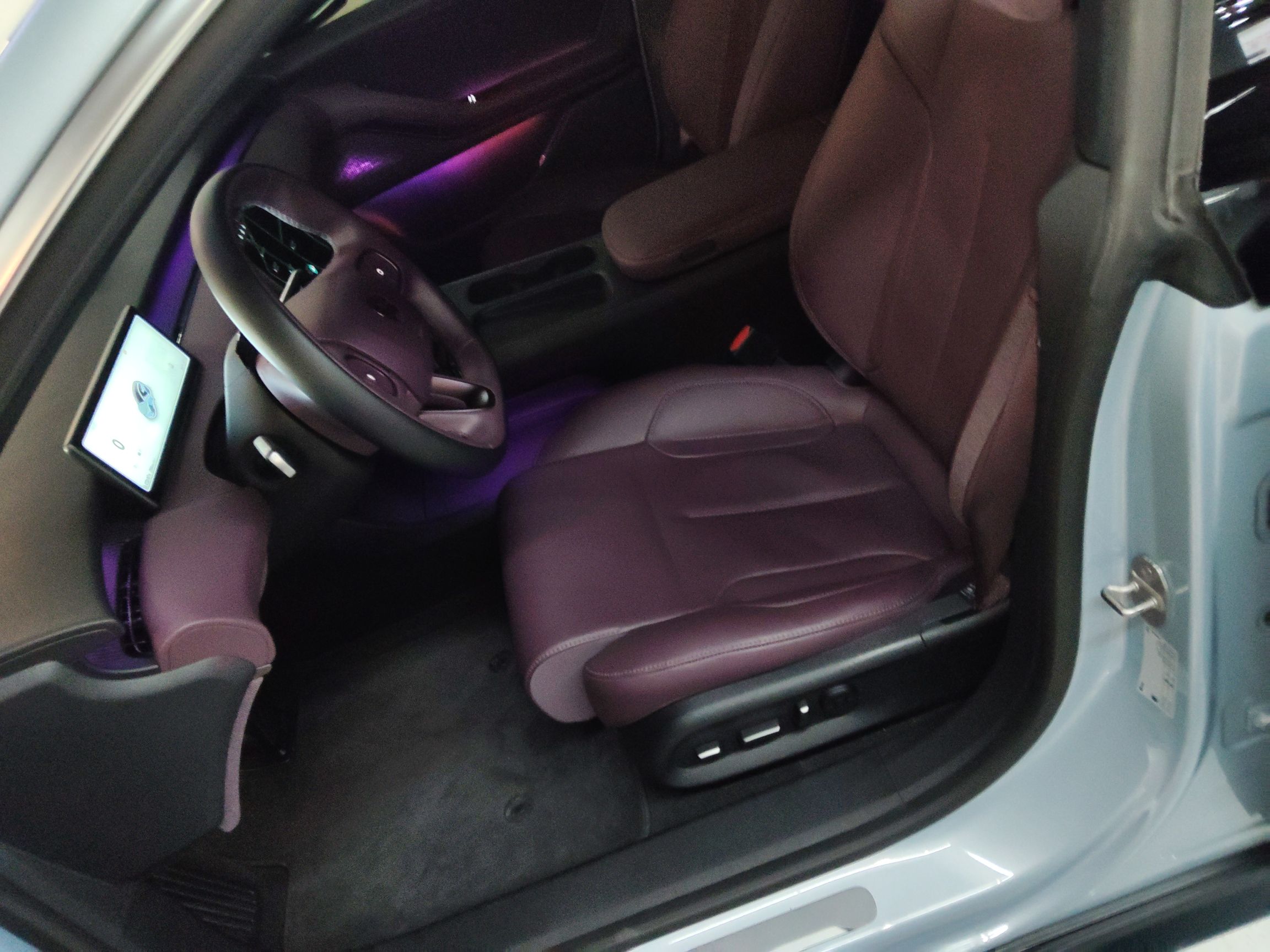 المقاعد الأمامية داخل السيارة