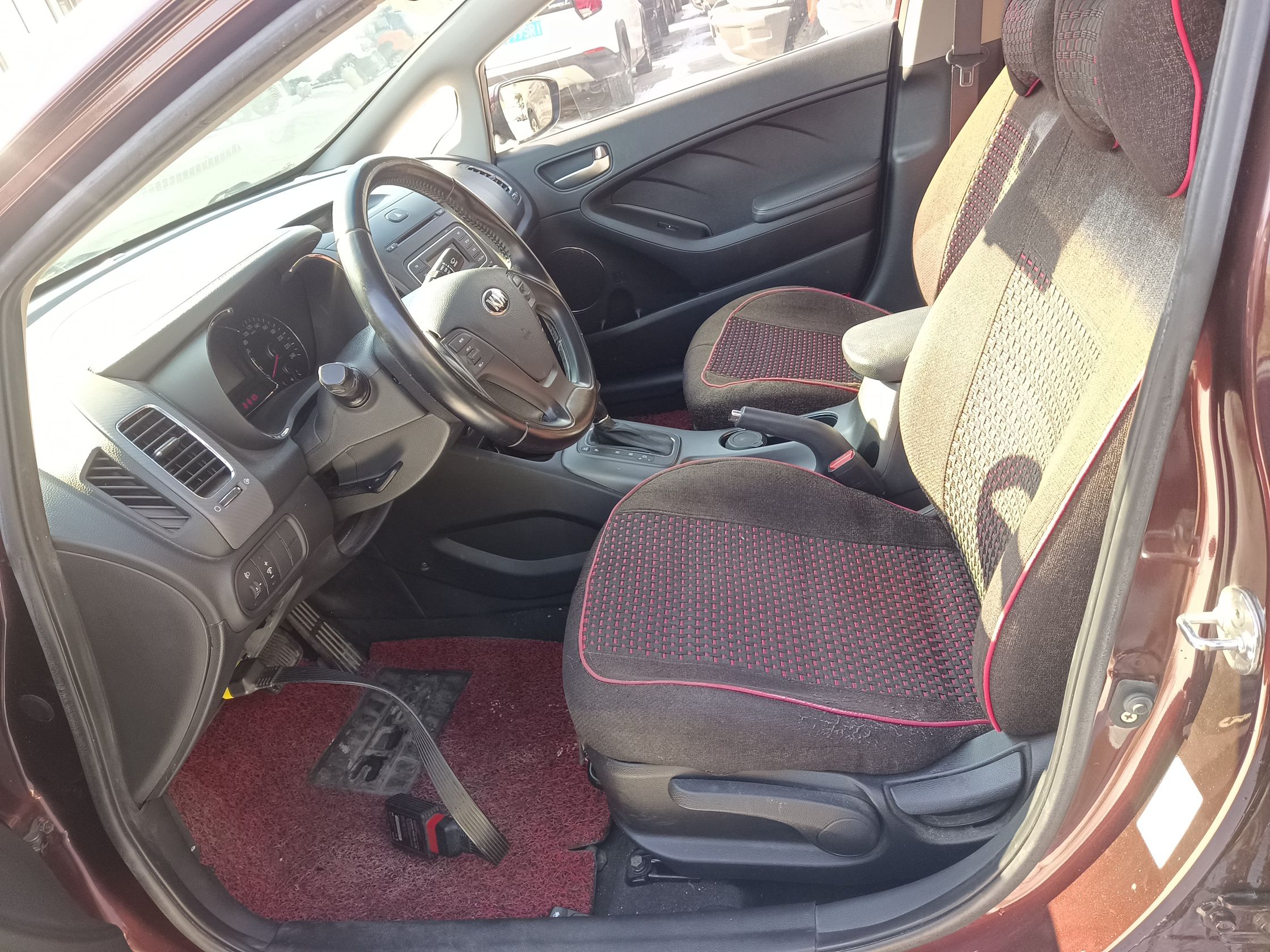 المقاعد الأمامية داخل السيارة