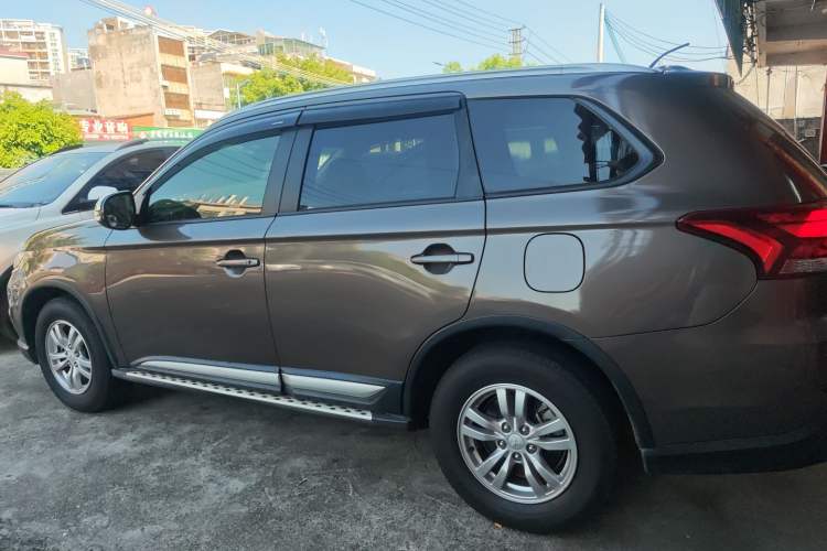 Used Mitsubishi Outlander 2016 2.0L Two-Wheel Drive Value Edition 5 Seats
