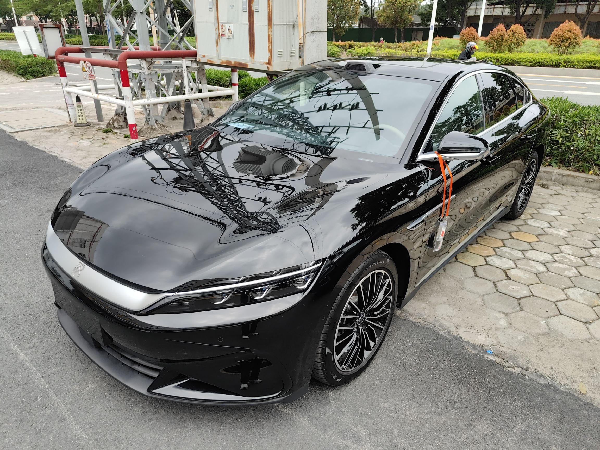 Под передней частью автомобиля