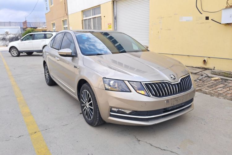Used Skoda Octavia 2019 1.5L Automatic Luxury Edition Front Right 45 Deg