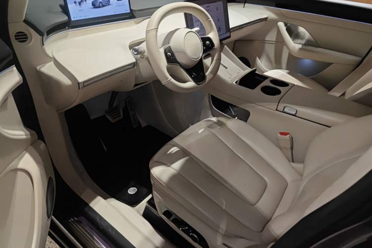 Used Hima Luxeed R7 2024 All-Electric 736 km Ultra Left Front Seat