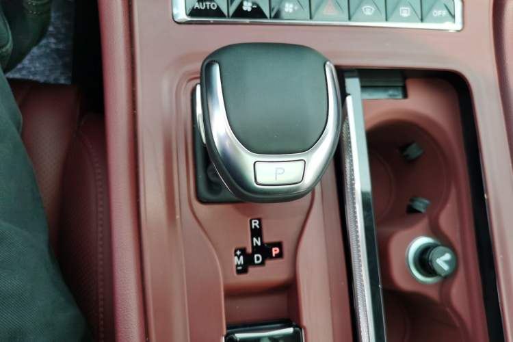 Used Hongqi H5 2024 2.0T Automatic Smart Connect Flagship Edition Gear Lever