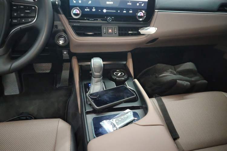 Used Lexus ES 2025 300h Deluxe Edition
