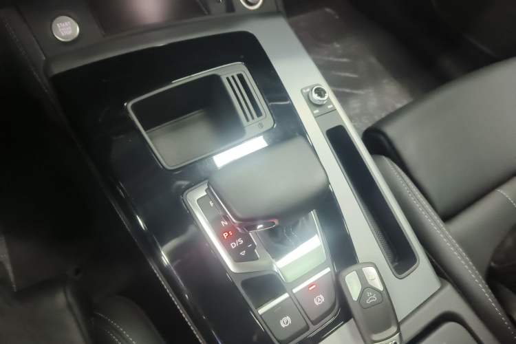 Used Audi Q5L 2022 40T Fashionable and Dynamic Model Gear Lever