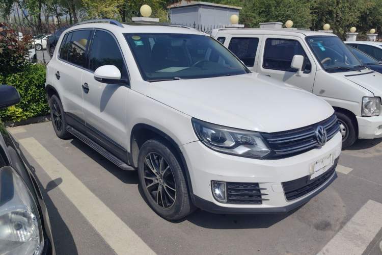Used Volkswagen Tiguan 2013 1.8 TSI Automatic All-Wheel Drive Luxury Model Front Right 45 Deg