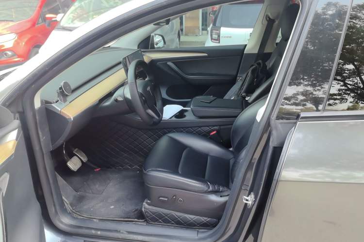 Used Tesla Model Y 2022 Long-Range All-Wheel-Drive Version