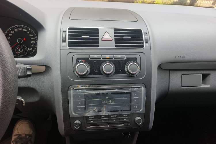 Used Volkswagen Touran 2015 1.4T Manual Comfort Edition 5-Seater Audio And AC Panel