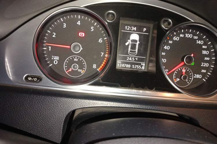 Used Volkswagen FAW-Volkswagen CC 2013 1.8TSI Prestige Model Odometer Close Up