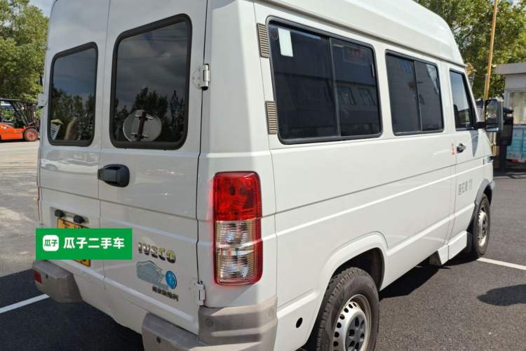Used Iveco Daily 2020 2.8T A35 Passenger Van Single-Tire Mid-Roof Design 10–11 Seats China VI Standard
