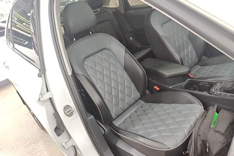 Used Volkswagen Sagitar 2023 300TSI DSG Excellence Edition Right Front Seat