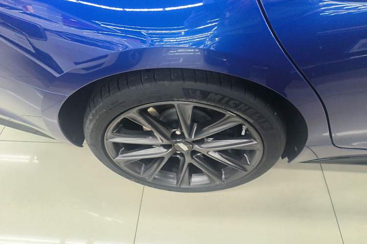 Used Cadillac CT5 2024 28T Platinum Edition Right Rear Wheel Hub