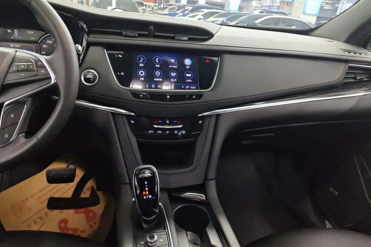 Used Cadillac XT5 2021 2.0T Two-Wheel Drive Luxury Version Audio And AC Panel