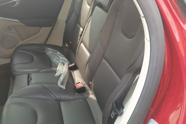 Used Volvo V40 2015 1.6T Zhiyi Edition
