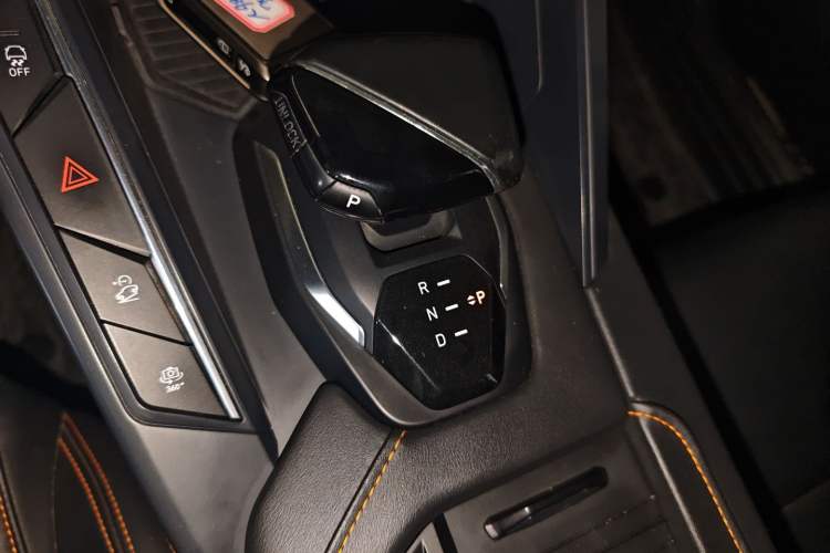 Used Lynk & Co 06 EM-P 2022 PHEV 84 km Range Pro Version Gear Lever