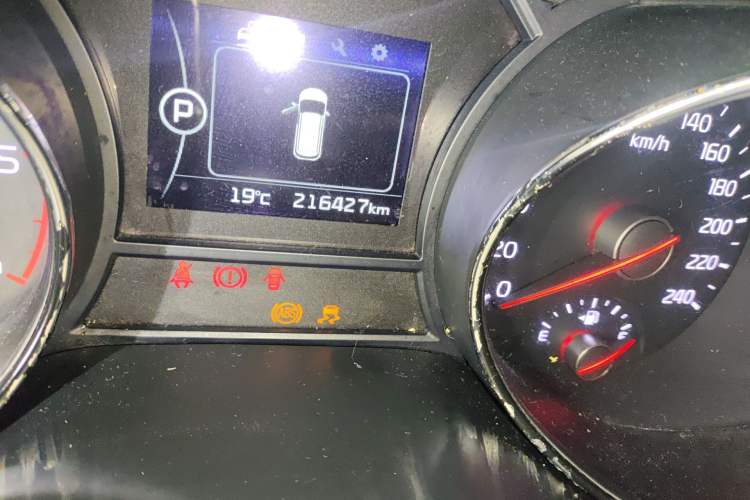 Used Kia Carnival 2015 2.2T Luxury Edition China IV Odometer Close Up