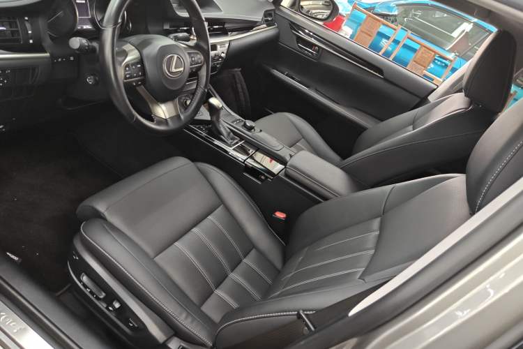 Used Lexus ES 2015 300h Comfort Edition
