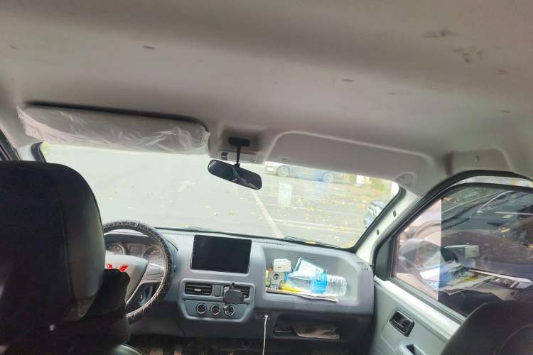 Used Wuling Yangguang 2024 300km Comfort-Grade Passenger Van 60kW
