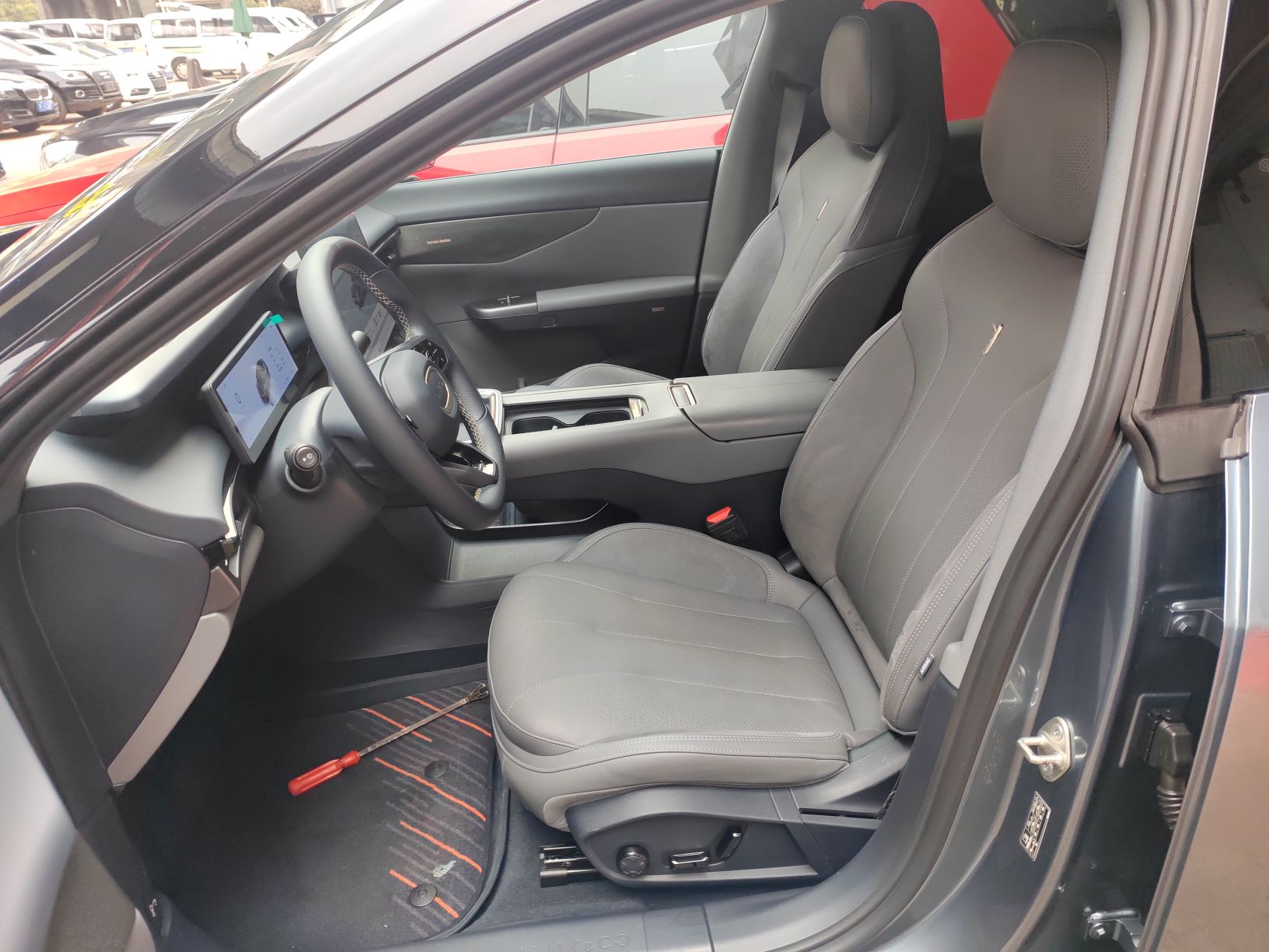 المقاعد الأمامية داخل السيارة