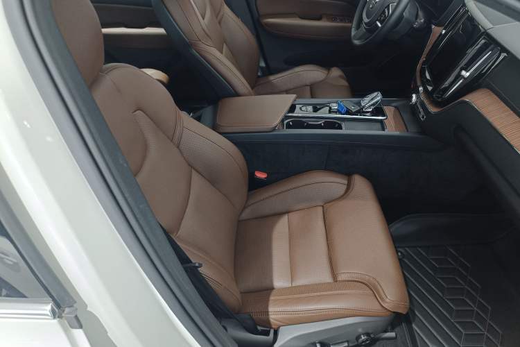 Used Volvo XC60 New Energy 2025 Plug-in Hybrid Long-Range All-Wheel Drive Smart Luxury Edition Right Front Seat