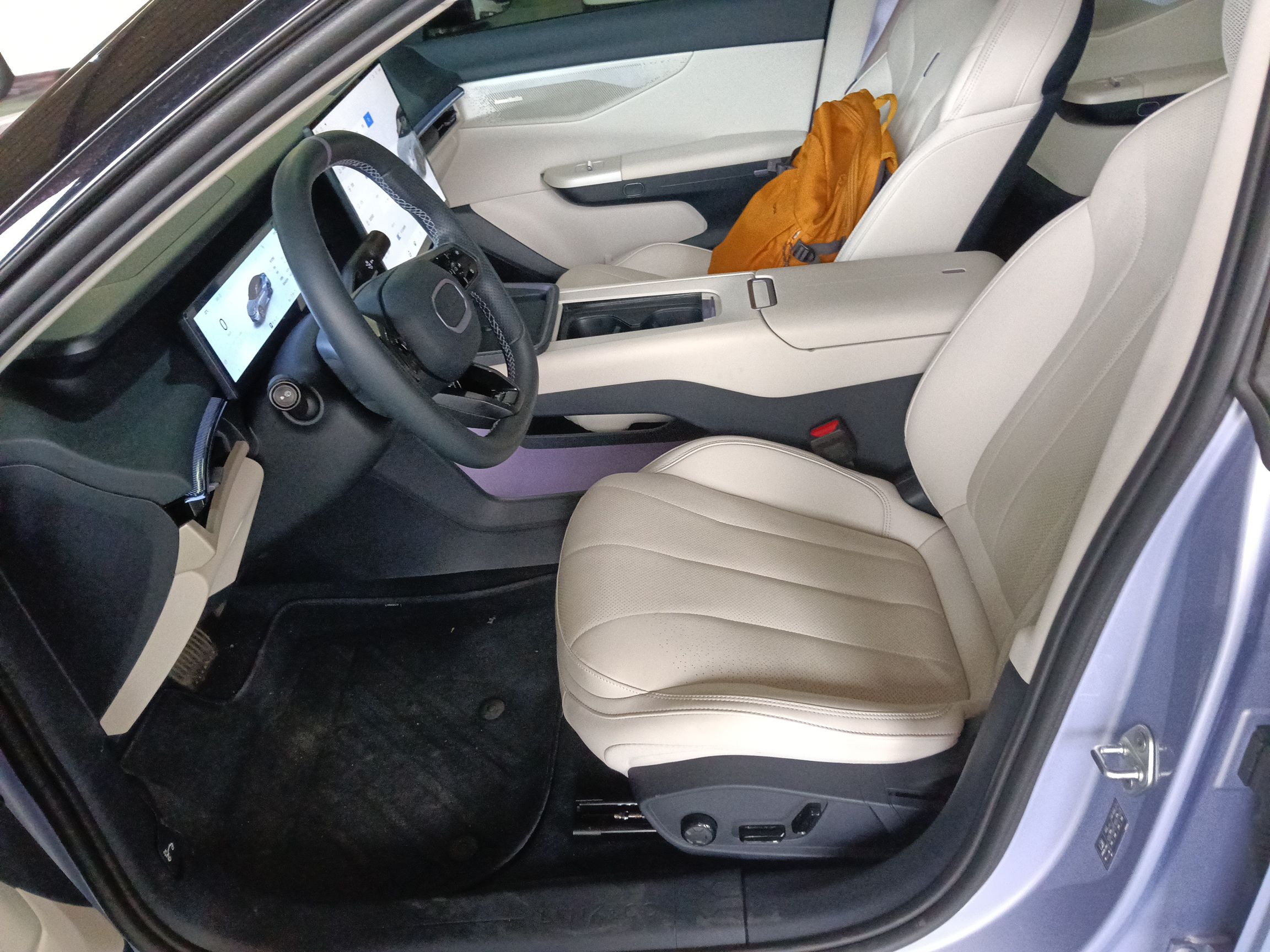 Переднее сиденье в автомобиле