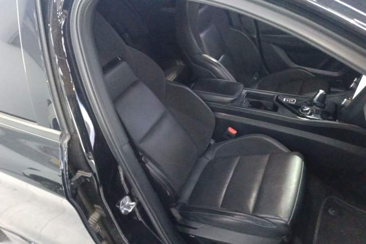 Used Lynk & Co 03 2022 2.0TD DCT JingPro Right Front Seat