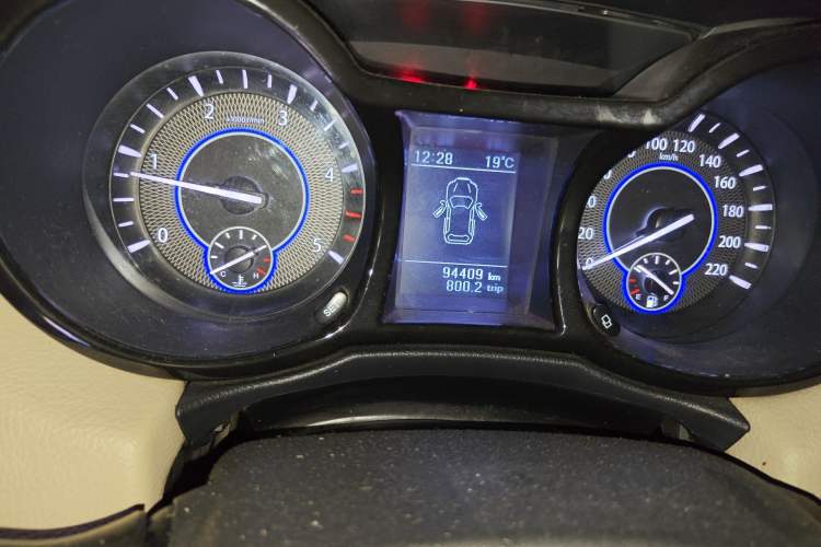 Used JMC Yusheng S350 2013 2.4T Manual Two-Wheel Drive Diesel Ultra-Luxury 5-Seater
