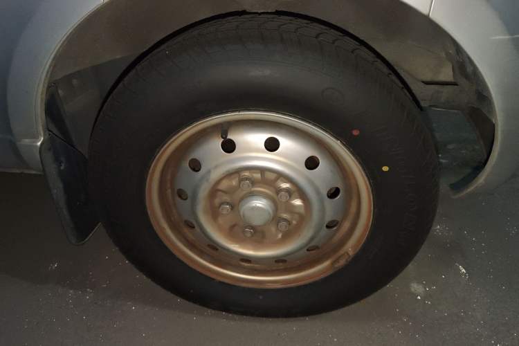 Used Wuling Rongguang 2019 1.5L Extended Basic Version Right Front Wheel Hub