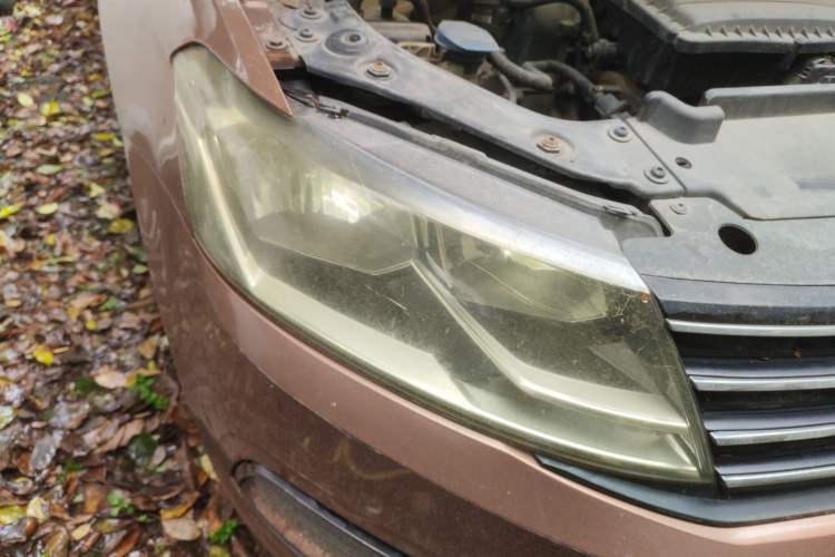 Used Volkswagen Gran Lavida 2015 1.6L Automatic Fashion Edition Right Front Headlight