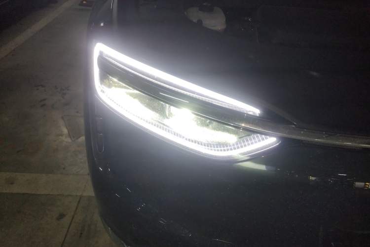 Used Hima AITO M7 2026 Model Range-Extending Max All-Wheel Drive 6-Seater Version Right Front Headlight