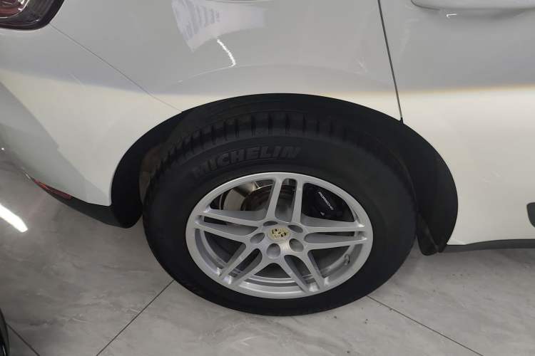 Used Porsche Macan 2018 Macan 2.0T Right Rear Wheel Hub