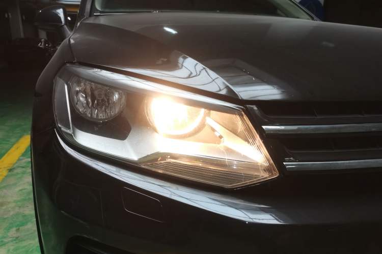 Used Volkswagen Touareg 2011 3.0 TSI Standard Version Right Front Headlight