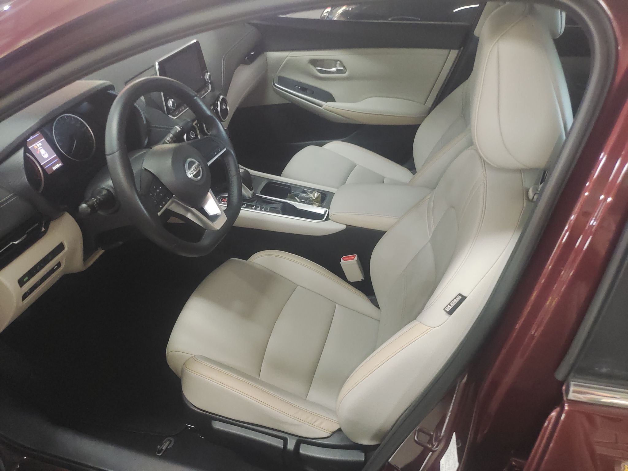 المقاعد الأمامية داخل السيارة